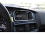 Volvo V40 T3 Automaat Dynamic Edition | Autonomous emergency braking | Cruise control | Electronic climate control | 17" lichtmetalen velgen | Voorstoelen verwarmd | Regensensor | Schakelpaddles | DAB ontvanger |
