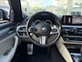 BMW 5-Serie Touring 520i High Executive / M-Sport Pakket / Automaat / Dealer-Onderhouden / Head-Up Display / Vol-Lederen Sportstoelen / Elektr.-Verstelbare Stoelen met Geheugen / Elektr.-Wegklapbare Trekhaak / Cruise-Control / Stoelverwarming / Draadloze-Telefoonlader / Adaptieve LED-Koplampen / Apple-Carplay & Android-Auto / Keyless / Radio-Bluetooth / Navi / Elektr.-Achterklep / PDC V+A met Camera / 18'' LMV / ENZ.