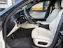 BMW 5-Serie Touring 520i High Executive / M-Sport Pakket / Automaat / Dealer-Onderhouden / Head-Up Display / Vol-Lederen Sportstoelen / Elektr.-Verstelbare Stoelen met Geheugen / Elektr.-Wegklapbare Trekhaak / Cruise-Control / Stoelverwarming / Draadloze-Telefoonlader / Adaptieve LED-Koplampen / Apple-Carplay & Android-Auto / Keyless / Radio-Bluetooth / Navi / Elektr.-Achterklep / PDC V+A met Camera / 18'' LMV / ENZ.