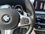 BMW 5-Serie Touring 520i High Executive / M-Sport Pakket / Automaat / Dealer-Onderhouden / Head-Up Display / Vol-Lederen Sportstoelen / Elektr.-Verstelbare Stoelen met Geheugen / Elektr.-Wegklapbare Trekhaak / Cruise-Control / Stoelverwarming / Draadloze-Telefoonlader / Adaptieve LED-Koplampen / Apple-Carplay & Android-Auto / Keyless / Radio-Bluetooth / Navi / Elektr.-Achterklep / PDC V+A met Camera / 18'' LMV / ENZ.