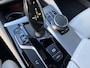 BMW 5-Serie Touring 520i High Executive / M-Sport Pakket / Automaat / Dealer-Onderhouden / Head-Up Display / Vol-Lederen Sportstoelen / Elektr.-Verstelbare Stoelen met Geheugen / Elektr.-Wegklapbare Trekhaak / Cruise-Control / Stoelverwarming / Draadloze-Telefoonlader / Adaptieve LED-Koplampen / Apple-Carplay & Android-Auto / Keyless / Radio-Bluetooth / Navi / Elektr.-Achterklep / PDC V+A met Camera / 18'' LMV / ENZ.