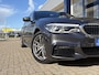 BMW 5-Serie Touring 520i High Executive / M-Sport Pakket / Automaat / Dealer-Onderhouden / Head-Up Display / Vol-Lederen Sportstoelen / Elektr.-Verstelbare Stoelen met Geheugen / Elektr.-Wegklapbare Trekhaak / Cruise-Control / Stoelverwarming / Draadloze-Telefoonlader / Adaptieve LED-Koplampen / Apple-Carplay & Android-Auto / Keyless / Radio-Bluetooth / Navi / Elektr.-Achterklep / PDC V+A met Camera / 18'' LMV / ENZ.