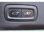 Volvo XC60 2.0 T5 AWD R-Design | Trekhaak | 360 Graden Camera | Parkeerassistent | Parkeerverwarming | Harman Kardon Audio | Panoramadak | Stoelverwarming | LED Koplampen Adaptief | Keyless Entry | Elektrische Achterklep | Navigatie | Apple Carplay | Android Auto