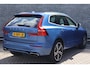 Volvo XC60 2.0 T5 AWD R-Design | Trekhaak | 360 Graden Camera | Parkeerassistent | Parkeerverwarming | Harman Kardon Audio | Panoramadak | Stoelverwarming | LED Koplampen Adaptief | Keyless Entry | Elektrische Achterklep | Navigatie | Apple Carplay | Android Auto