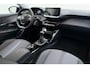 Peugeot 208 1.2 PureTech 100pk Allure Pack | Trekhaak | Achteruitrijcamera | Verwarmde Voorstoelen | Cruise Control | Apple Carplay/Android Auto | Lichtmetalen velgen 16 Inch