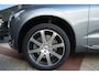 Volvo XC60 2.0 T6 AWD Inscription | 310 PK | Panoramadak | Lederen bekleding | Luchtvering | Trekhaak | Volvo XC60 2.0 T6 AWD Inscription 310 PK met 2.0-liter 4-cilinder benzinemotor, panoramadak, luxe lederen bekleding, elektrisch verstelbare en verwarmde voorstoelen, 12,3" digitaal instrument