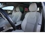 Volvo XC60 2.0 T6 AWD Inscription | 310 PK | Panoramadak | Lederen bekleding | Luchtvering | Trekhaak | Volvo XC60 2.0 T6 AWD Inscription 310 PK met 2.0-liter 4-cilinder benzinemotor, panoramadak, luxe lederen bekleding, elektrisch verstelbare en verwarmde voorstoelen, 12,3" digitaal instrument