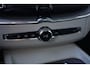 Volvo XC60 2.0 T6 AWD Inscription | 310 PK | Panoramadak | Lederen bekleding | Luchtvering | Trekhaak | Volvo XC60 2.0 T6 AWD Inscription 310 PK met 2.0-liter 4-cilinder benzinemotor, panoramadak, luxe lederen bekleding, elektrisch verstelbare en verwarmde voorstoelen, 12,3" digitaal instrument