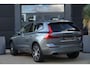 Volvo XC60 2.0 T6 AWD Inscription | 310 PK | Panoramadak | Lederen bekleding | Luchtvering | Trekhaak | Volvo XC60 2.0 T6 AWD Inscription 310 PK met 2.0-liter 4-cilinder benzinemotor, panoramadak, luxe lederen bekleding, elektrisch verstelbare en verwarmde voorstoelen, 12,3" digitaal instrument