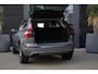 Volvo XC60 2.0 T6 AWD Inscription | 310 PK | Panoramadak | Lederen bekleding | Luchtvering | Trekhaak | Volvo XC60 2.0 T6 AWD Inscription 310 PK met 2.0-liter 4-cilinder benzinemotor, panoramadak, luxe lederen bekleding, elektrisch verstelbare en verwarmde voorstoelen, 12,3" digitaal instrument