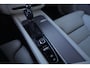 Volvo XC60 2.0 T6 AWD Inscription | 310 PK | Panoramadak | Lederen bekleding | Luchtvering | Trekhaak | Volvo XC60 2.0 T6 AWD Inscription 310 PK met 2.0-liter 4-cilinder benzinemotor, panoramadak, luxe lederen bekleding, elektrisch verstelbare en verwarmde voorstoelen, 12,3" digitaal instrument