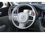 Volvo XC60 2.0 T6 AWD Inscription | 310 PK | Panoramadak | Lederen bekleding | Luchtvering | Trekhaak | Volvo XC60 2.0 T6 AWD Inscription 310 PK met 2.0-liter 4-cilinder benzinemotor, panoramadak, luxe lederen bekleding, elektrisch verstelbare en verwarmde voorstoelen, 12,3" digitaal instrument