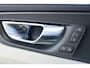 Volvo XC60 2.0 T6 AWD Inscription | 310 PK | Panoramadak | Lederen bekleding | Luchtvering | Trekhaak | Volvo XC60 2.0 T6 AWD Inscription 310 PK met 2.0-liter 4-cilinder benzinemotor, panoramadak, luxe lederen bekleding, elektrisch verstelbare en verwarmde voorstoelen, 12,3" digitaal instrument