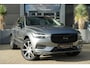 Volvo XC60 2.0 T6 AWD Inscription | 310 PK | Panoramadak | Lederen bekleding | Luchtvering | Trekhaak | Volvo XC60 2.0 T6 AWD Inscription 310 PK met 2.0-liter 4-cilinder benzinemotor, panoramadak, luxe lederen bekleding, elektrisch verstelbare en verwarmde voorstoelen, 12,3" digitaal instrument