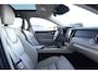 Volvo XC60 2.0 T6 AWD Inscription | 310 PK | Panoramadak | Lederen bekleding | Luchtvering | Trekhaak | Volvo XC60 2.0 T6 AWD Inscription 310 PK met 2.0-liter 4-cilinder benzinemotor, panoramadak, luxe lederen bekleding, elektrisch verstelbare en verwarmde voorstoelen, 12,3" digitaal instrument