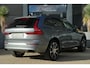 Volvo XC60 2.0 T6 AWD Inscription | 310 PK | Panoramadak | Lederen bekleding | Luchtvering | Trekhaak | Volvo XC60 2.0 T6 AWD Inscription 310 PK met 2.0-liter 4-cilinder benzinemotor, panoramadak, luxe lederen bekleding, elektrisch verstelbare en verwarmde voorstoelen, 12,3" digitaal instrument