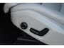 Volvo XC60 2.0 T6 AWD Inscription | 310 PK | Panoramadak | Lederen bekleding | Luchtvering | Trekhaak | Volvo XC60 2.0 T6 AWD Inscription 310 PK met 2.0-liter 4-cilinder benzinemotor, panoramadak, luxe lederen bekleding, elektrisch verstelbare en verwarmde voorstoelen, 12,3" digitaal instrument