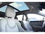 Volvo XC60 2.0 T6 AWD Inscription | 310 PK | Panoramadak | Lederen bekleding | Luchtvering | Trekhaak | Volvo XC60 2.0 T6 AWD Inscription 310 PK met 2.0-liter 4-cilinder benzinemotor, panoramadak, luxe lederen bekleding, elektrisch verstelbare en verwarmde voorstoelen, 12,3" digitaal instrument