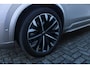 Volvo XC90 T8 Automaat Plug-in hybrid AWD Ultra Dark | Semi elektrische trekhaak | Panoramadak | Premium Audio by Bowers en Wilkins | Luchtvering | Vewarmbare voorstoelen met massagefunctie en ventilatie | Verwarmbare achterbank met geïntregeerde kinderzitjes | Gelaagde Zijruiten
