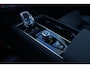 Volvo XC90 T8 Automaat Plug-in hybrid AWD Ultra Dark | Semi elektrische trekhaak | Panoramadak | Premium Audio by Bowers en Wilkins | Luchtvering | Vewarmbare voorstoelen met massagefunctie en ventilatie | Verwarmbare achterbank met geïntregeerde kinderzitjes | Gelaagde Zijruiten