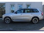 Volvo XC90 T8 Automaat Plug-in hybrid AWD Ultra Dark | Semi elektrische trekhaak | Panoramadak | Premium Audio by Bowers en Wilkins | Luchtvering | Vewarmbare voorstoelen met massagefunctie en ventilatie | Verwarmbare achterbank met geïntregeerde kinderzitjes | Gelaagde Zijruiten