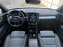 Volvo XC40 2.0 B4 Plus Dark | Trekhaak | Harman Kardon Audio | Achteruitrijcamera | Parkeersensoren | Keyless Entry | Elektrische Achterklep | Elektrisch Verstelbare Voorstoelen | Stoelverwarming | Google Navigatie | Apple Carplay | Android Auto | Lichtmetalen Velgen 18 inch