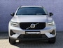 Volvo XC40 2.0 B4 Plus Dark | Trekhaak | Harman Kardon Audio | Achteruitrijcamera | Parkeersensoren | Keyless Entry | Elektrische Achterklep | Elektrisch Verstelbare Voorstoelen | Stoelverwarming | Google Navigatie | Apple Carplay | Android Auto | Lichtmetalen Velgen 18 inch