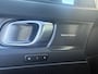 Volvo XC40 2.0 B4 Plus Dark | Trekhaak | Harman Kardon Audio | Achteruitrijcamera | Parkeersensoren | Keyless Entry | Elektrische Achterklep | Elektrisch Verstelbare Voorstoelen | Stoelverwarming | Google Navigatie | Apple Carplay | Android Auto | Lichtmetalen Velgen 18 inch
