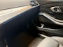 BMW 3-Serie 320e M-Sport HEAD-UP | SFEER VERLICHTING | HARMAN/KARDON | DODEHOEK DETECTIE | CAMERA | LEDER | STOEL KOELING | KEYLESS ENTRY/GO | NAVIGATIE | LASER KOPLAMPEN | STOEL/STUUR VERWARMING |