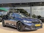 BMW 3-Serie 320e M-Sport HEAD-UP | SFEER VERLICHTING | HARMAN/KARDON | DODEHOEK DETECTIE | CAMERA | LEDER | STOEL KOELING | KEYLESS ENTRY/GO | NAVIGATIE | LASER KOPLAMPEN | STOEL/STUUR VERWARMING |