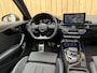 Audi A4 Avant 35 TFSI S edition Automaat | Achteruitrijcamera | Apple CarPlay/Android Auto | Cruise & climate control | Elektrisch glazen panorama-dak | Getint glas | Parkeersensoren voor en achter | Sportstuur | Zwart optiek pakket