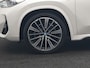 BMW iX1 xDrive30 M Sport 313pk Dealer O.H. | Trekhaak Af Fabriek | Panodak | 360 Camera | Head Up | Lederen Sportstoelen Memory & Verwarmd | Stuur Verwarmd | Keyless | Sfeerverlichting | Apple Carplay | Navigatie | DAB | 20"L.M