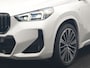 BMW iX1 xDrive30 M Sport 313pk Dealer O.H. | Trekhaak Af Fabriek | Panodak | 360 Camera | Head Up | Lederen Sportstoelen Memory & Verwarmd | Stuur Verwarmd | Keyless | Sfeerverlichting | Apple Carplay | Navigatie | DAB | 20"L.M