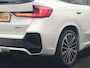 BMW iX1 xDrive30 M Sport 313pk Dealer O.H. | Trekhaak Af Fabriek | Panodak | 360 Camera | Head Up | Lederen Sportstoelen Memory & Verwarmd | Stuur Verwarmd | Keyless | Sfeerverlichting | Apple Carplay | Navigatie | DAB | 20"L.M