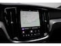 Volvo V60 T6 Automaat Plug-in hybrid AWD Plus Dark | DEMO DEAL| Panorama dak| Bowers & Wilkins Premium Audio| Verwarmde en Geventileerde voorstoelen| Stuurwielverwarming | Stoelmassage | Head-up Display | 360 camera | Trekhaak | 20" zwarte velgen | Styling kit | Zwarte logo's |