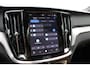 Volvo V60 T6 Automaat Plug-in hybrid AWD Plus Dark | DEMO DEAL| Panorama dak| Bowers & Wilkins Premium Audio| Verwarmde en Geventileerde voorstoelen| Stuurwielverwarming | Stoelmassage | Head-up Display | 360 camera | Trekhaak | 20" zwarte velgen | Styling kit | Zwarte logo's |