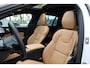 Volvo V60 T6 Automaat Plug-in hybrid AWD Plus Dark | DEMO DEAL| Panorama dak| Bowers & Wilkins Premium Audio| Verwarmde en Geventileerde voorstoelen| Stuurwielverwarming | Stoelmassage | Head-up Display | 360 camera | Trekhaak | 20" zwarte velgen | Styling kit | Zwarte logo's |