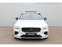 Volvo V60 T6 Automaat Plug-in hybrid AWD Plus Dark | DEMO DEAL| Panorama dak| Bowers & Wilkins Premium Audio| Verwarmde en Geventileerde voorstoelen| Stuurwielverwarming | Stoelmassage | Head-up Display | 360 camera | Trekhaak | 20" zwarte velgen | Styling kit | Zwarte logo's |