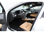Volvo V60 T6 Automaat Plug-in hybrid AWD Plus Dark | DEMO DEAL| Panorama dak| Bowers & Wilkins Premium Audio| Verwarmde en Geventileerde voorstoelen| Stuurwielverwarming | Stoelmassage | Head-up Display | 360 camera | Trekhaak | 20" zwarte velgen | Styling kit | Zwarte logo's |
