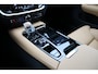 Volvo V60 T6 Automaat Plug-in hybrid AWD Plus Dark | DEMO DEAL| Panorama dak| Bowers & Wilkins Premium Audio| Verwarmde en Geventileerde voorstoelen| Stuurwielverwarming | Stoelmassage | Head-up Display | 360 camera | Trekhaak | 20" zwarte velgen | Styling kit | Zwarte logo's |