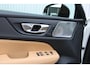 Volvo V60 T6 Automaat Plug-in hybrid AWD Plus Dark | DEMO DEAL| Panorama dak| Bowers & Wilkins Premium Audio| Verwarmde en Geventileerde voorstoelen| Stuurwielverwarming | Stoelmassage | Head-up Display | 360 camera | Trekhaak | 20" zwarte velgen | Styling kit | Zwarte logo's |