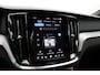 Volvo V60 T6 Automaat Plug-in hybrid AWD Plus Dark | DEMO DEAL| Panorama dak| Bowers & Wilkins Premium Audio| Verwarmde en Geventileerde voorstoelen| Stuurwielverwarming | Stoelmassage | Head-up Display | 360 camera | Trekhaak | 20" zwarte velgen | Styling kit | Zwarte logo's |