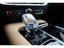 Volvo V60 T6 Automaat Plug-in hybrid AWD Plus Dark | DEMO DEAL| Panorama dak| Bowers & Wilkins Premium Audio| Verwarmde en Geventileerde voorstoelen| Stuurwielverwarming | Stoelmassage | Head-up Display | 360 camera | Trekhaak | 20" zwarte velgen | Styling kit | Zwarte logo's |