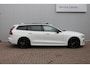 Volvo V60 T6 Automaat Plug-in hybrid AWD Plus Dark | DEMO DEAL| Panorama dak| Bowers & Wilkins Premium Audio| Verwarmde en Geventileerde voorstoelen| Stuurwielverwarming | Stoelmassage | Head-up Display | 360 camera | Trekhaak | 20" zwarte velgen | Styling kit | Zwarte logo's |