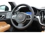 Volvo V60 T6 Automaat Plug-in hybrid AWD Plus Dark | DEMO DEAL| Panorama dak| Bowers & Wilkins Premium Audio| Verwarmde en Geventileerde voorstoelen| Stuurwielverwarming | Stoelmassage | Head-up Display | 360 camera | Trekhaak | 20" zwarte velgen | Styling kit | Zwarte logo's |