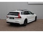 Volvo V60 T6 Automaat Plug-in hybrid AWD Plus Dark | DEMO DEAL| Panorama dak| Bowers & Wilkins Premium Audio| Verwarmde en Geventileerde voorstoelen| Stuurwielverwarming | Stoelmassage | Head-up Display | 360 camera | Trekhaak | 20" zwarte velgen | Styling kit | Zwarte logo's |