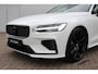 Volvo V60 T6 Automaat Plug-in hybrid AWD Plus Dark | DEMO DEAL| Panorama dak| Bowers & Wilkins Premium Audio| Verwarmde en Geventileerde voorstoelen| Stuurwielverwarming | Stoelmassage | Head-up Display | 360 camera | Trekhaak | 20" zwarte velgen | Styling kit | Zwarte logo's |