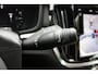 Volvo V60 T6 Automaat Plug-in hybrid AWD Plus Dark | DEMO DEAL| Panorama dak| Bowers & Wilkins Premium Audio| Verwarmde en Geventileerde voorstoelen| Stuurwielverwarming | Stoelmassage | Head-up Display | 360 camera | Trekhaak | 20" zwarte velgen | Styling kit | Zwarte logo's |