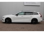 Volvo V60 T6 Automaat Plug-in hybrid AWD Plus Dark | DEMO DEAL| Panorama dak| Bowers & Wilkins Premium Audio| Verwarmde en Geventileerde voorstoelen| Stuurwielverwarming | Stoelmassage | Head-up Display | 360 camera | Trekhaak | 20" zwarte velgen | Styling kit | Zwarte logo's |