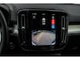 Volvo XC40 2.0 B4 Plus Dark | Trekhaak | Lichtmetalen Velgen 19 inch | Harman Kardon Audio | Achteruitrijcamera | Parkeersensoren | Keyless Entry | Elektrische Achterklep | Elektrisch Verstelbare Voorstoelen | Stoelverwarming | Google Navigatie | Apple Carplay | Android Auto
